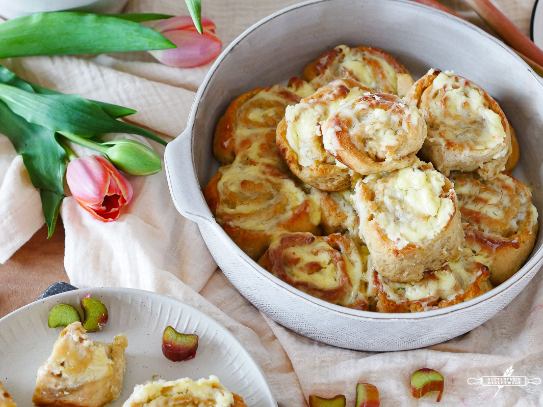 Saftige, glutenfreie Hefeschnecken mit Rhabarber und Vanille