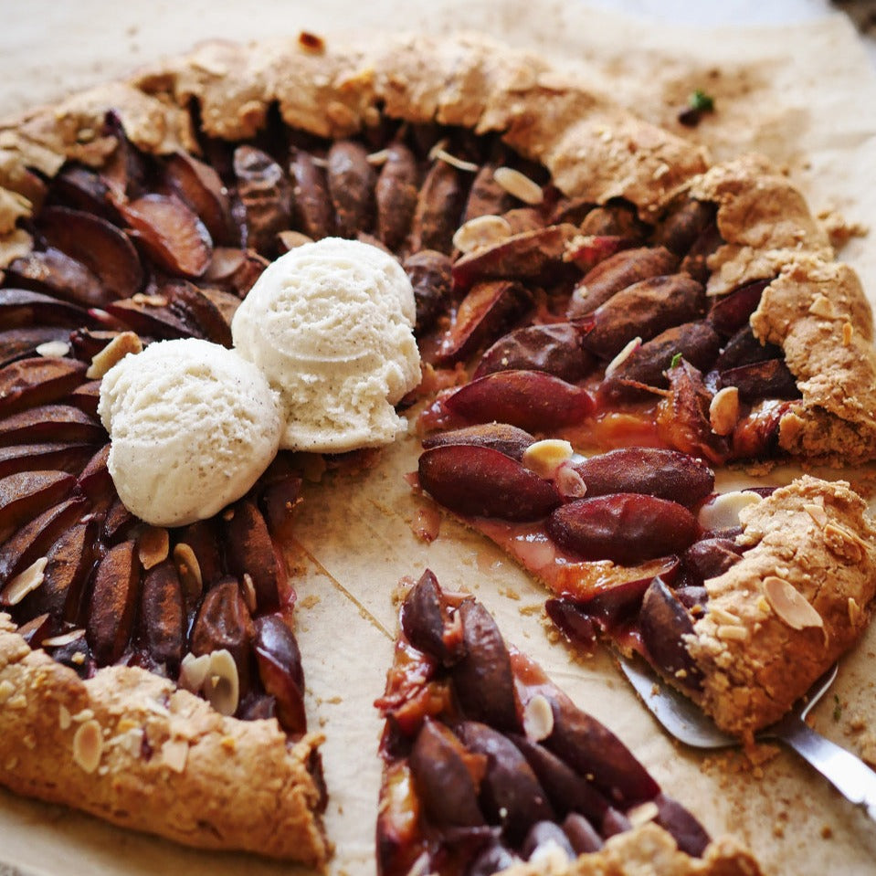 Zwetschgenkuchen aus Maniokmehl mit einer Kugel Eis