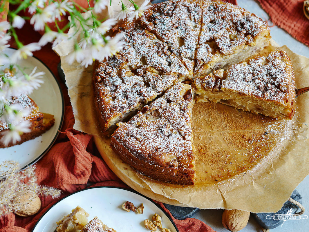 Einfacher Apfel-Birnen-Rührkuchen mit karamellisierten Walnüssen, glutenfrei
