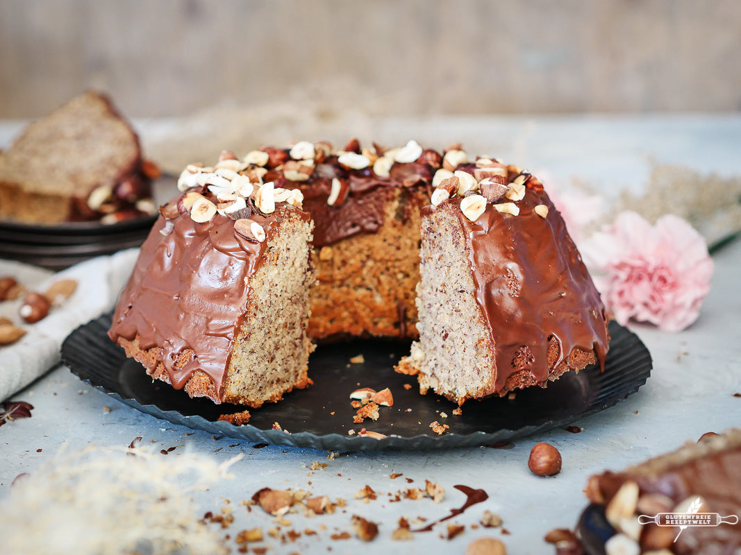 Glutenfreier Nusskuchen mit Zimt und Schokoladenglasur