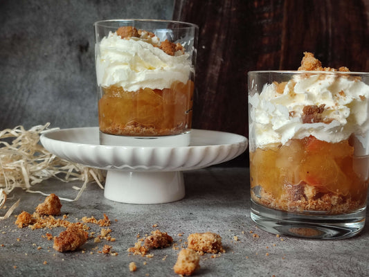 Glutenfreier Apfel-Zimt-Kompott mit Streuseln