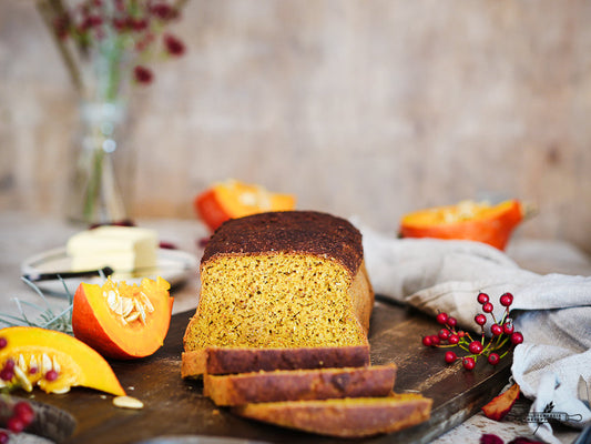Getreidefreies Kürbisbrot mit Apfel und Zimt