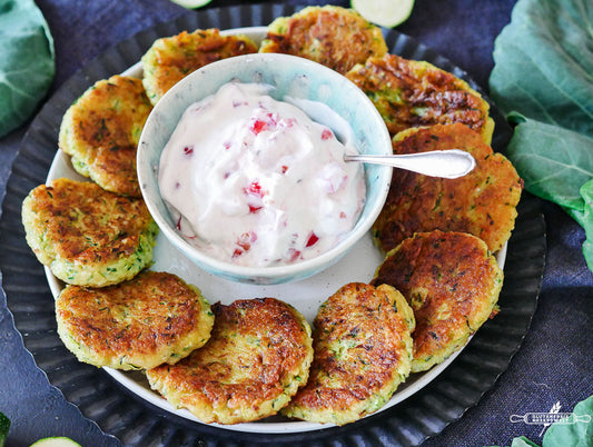 Zucchini Puffer, Low Carb & glutenfrei mit Ziegenfrischkäse-Dip