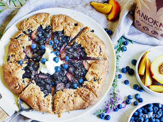 Glutenfreie Pfirsich-Galette mit Heidelbeeren – einfach, knusprig & sommerlich