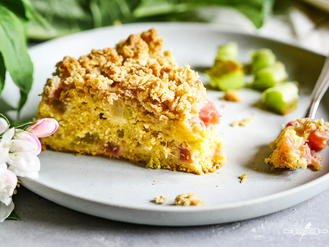 Glutenfreier Rhabarberkuchen mit Streuseln
