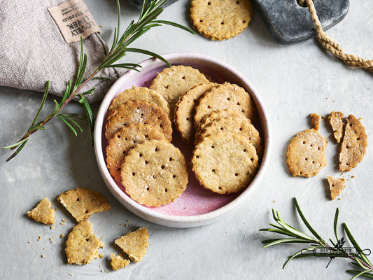 Knusprige Rosmarin-Cracker, veganer und glutenfreier Snack