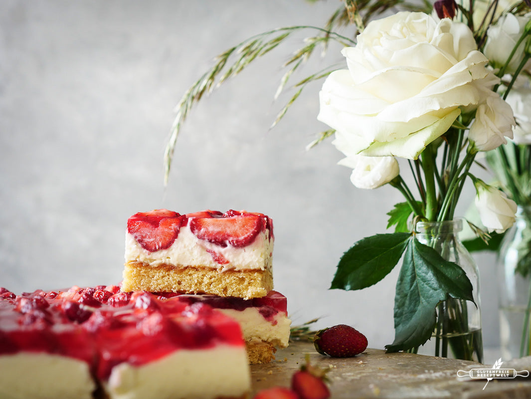 Klassischer Erdbeerkuchen mit Sahnecreme und Mandelkrokant