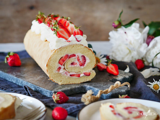 Glutenfreie Biskuitrolle mit Erdbeeren