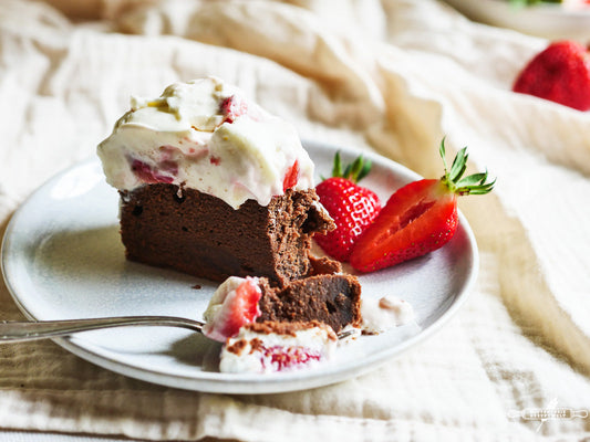 Glutenfreie Erdbeer Joghurt Torte mit Schokoladenboden