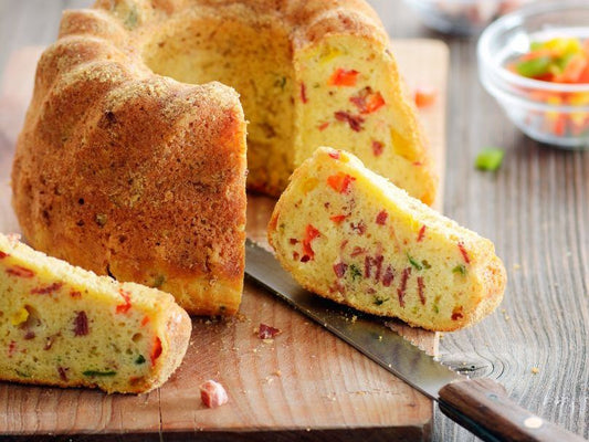 Herzhafter Gugelhupf mit Speck und Paprika
