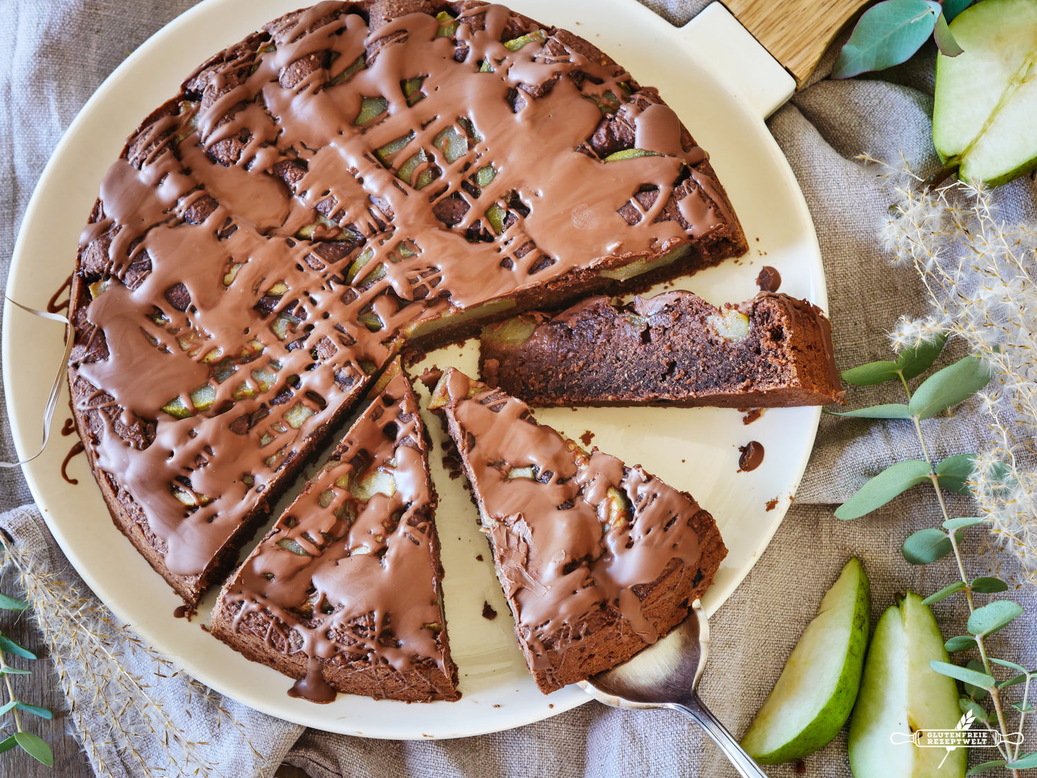 Veganer Schokoladenkuchen mit Birnen, glutenfrei